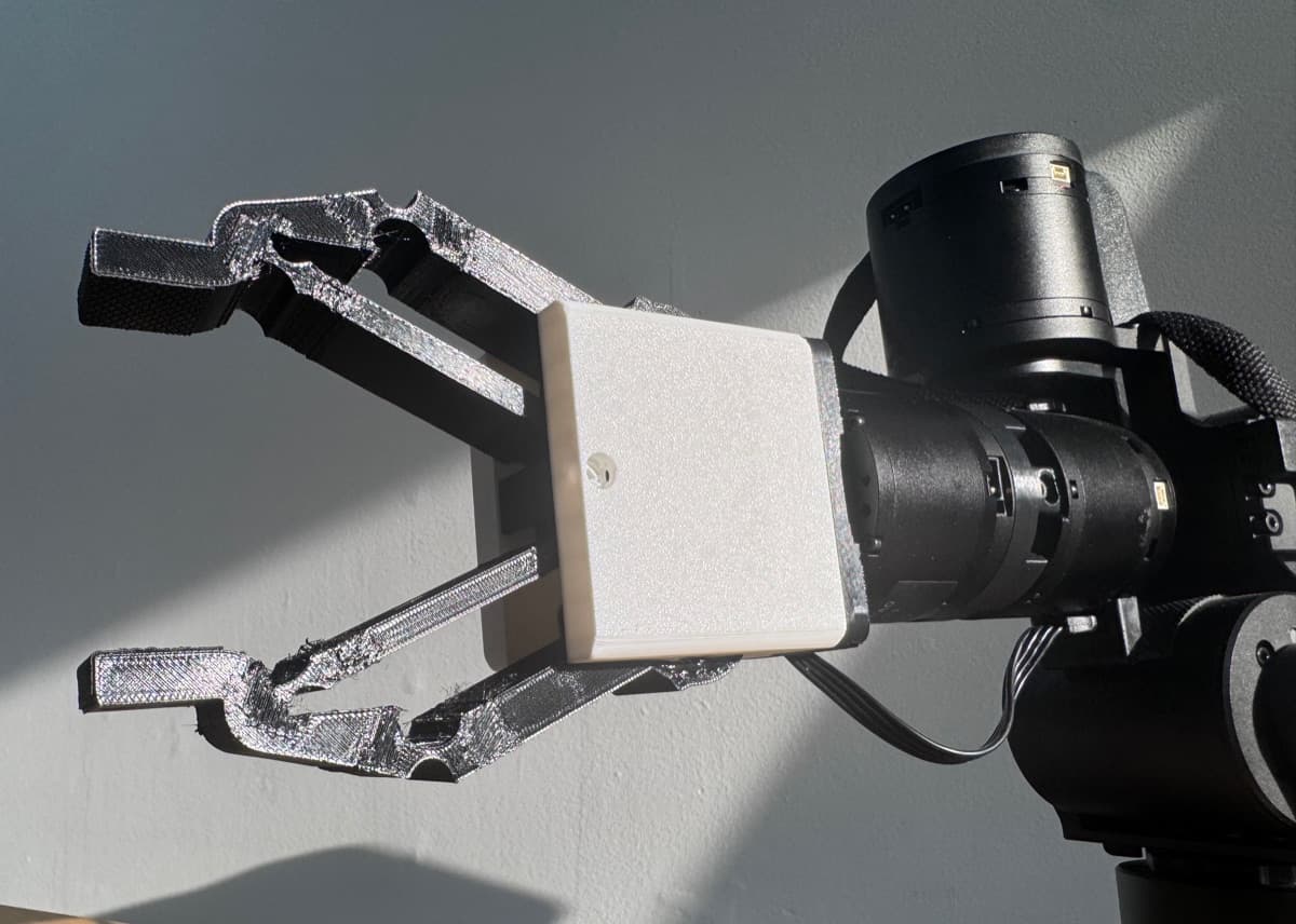 Small Nibbler v1.0 on a YAM arm, angled view of the open jaws.